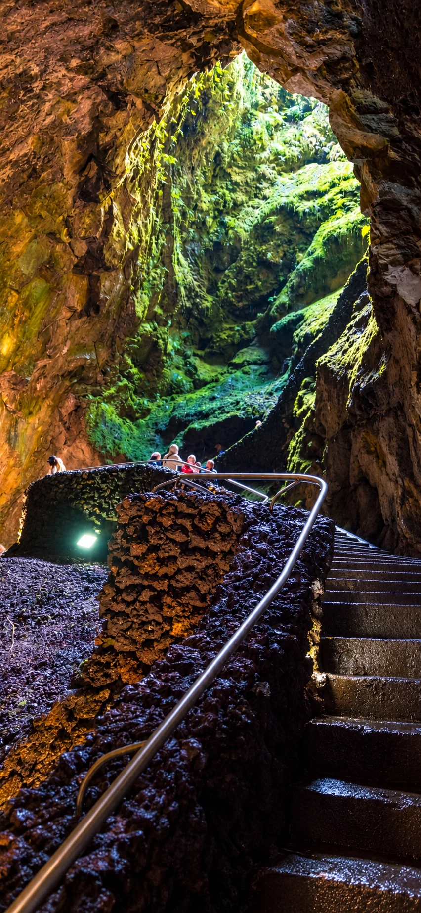 Algar do Carvão: Entrar no Interior de um Vulcão