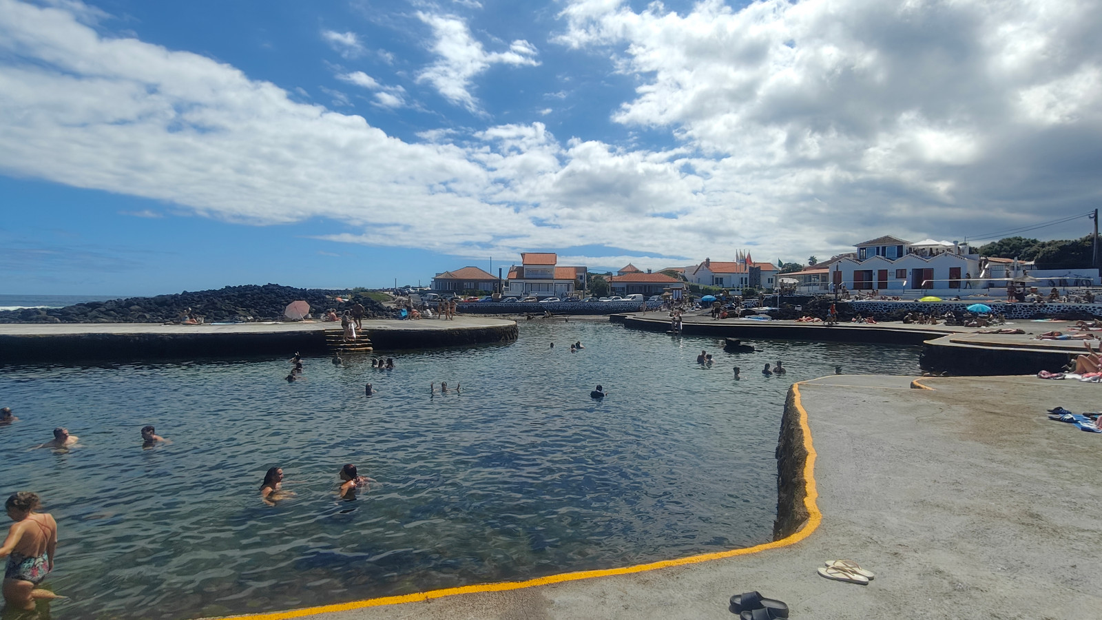 Porto Martins — piscinas naturais, mar e um cenário de Senhora do Mar