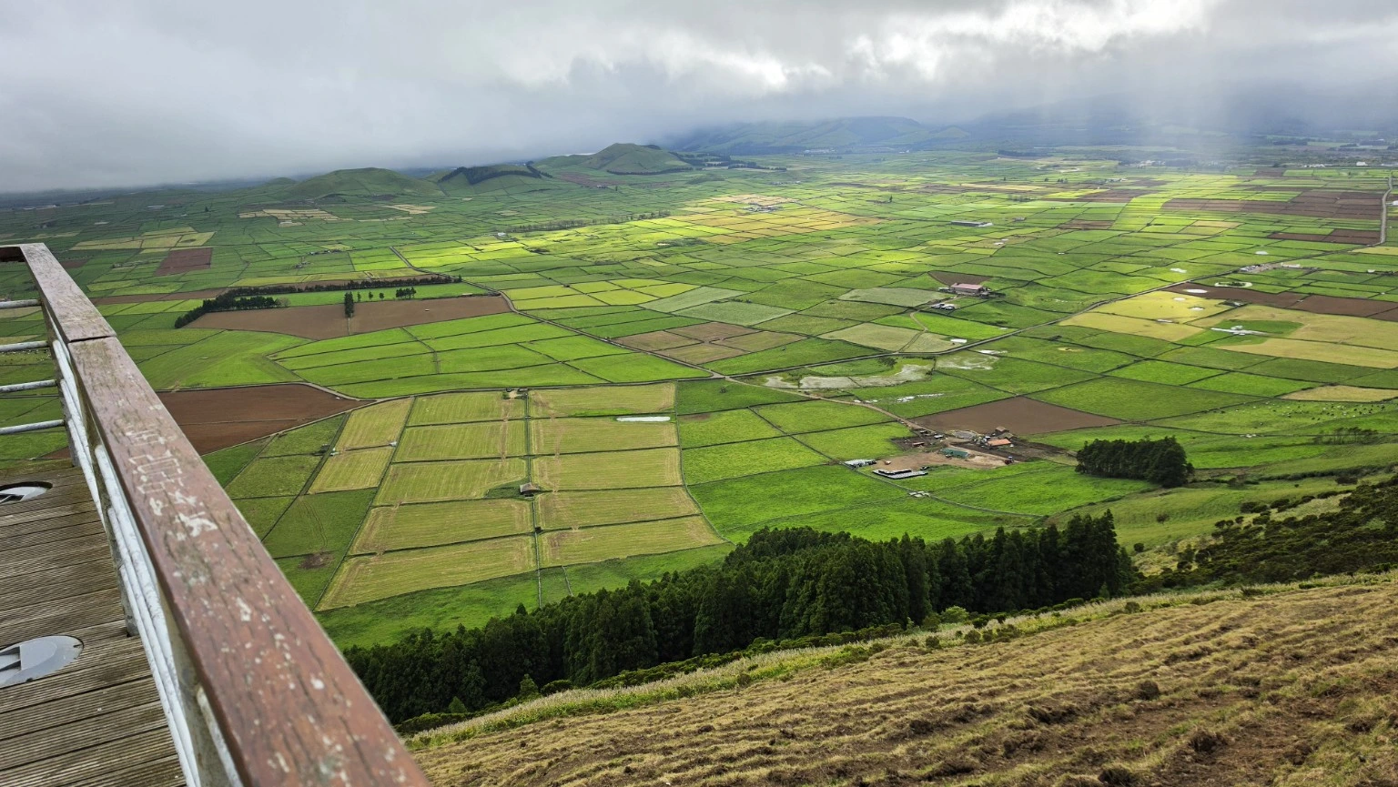 Campos verdes da Manta de Retalhos vistos do miradouro da Serra do Cume